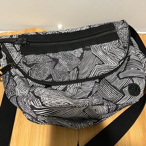 Women’s Lululemonn trendy cross body bag! Black and white textured design 🖤🤍